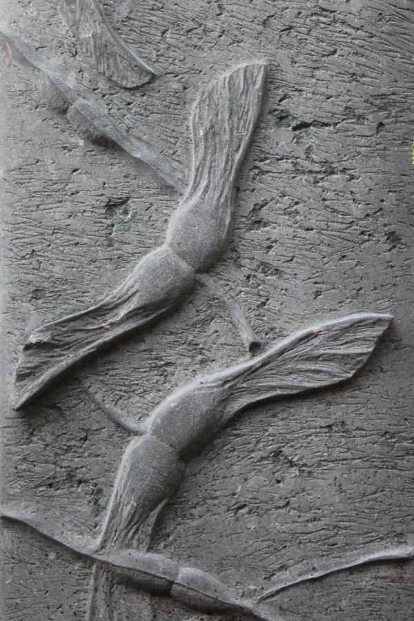 Gedenkstein mit Relief von Ahornsamen