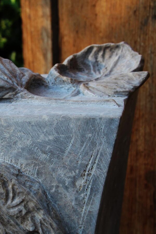 Gedenkstein mit Blättern aus Bronze
