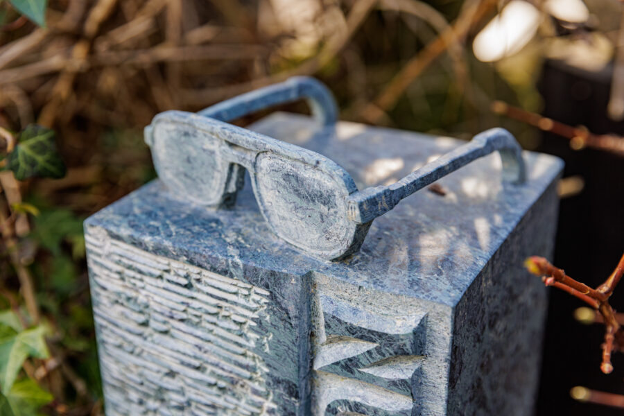 Brille aus Stein auf einem Gedenkstein