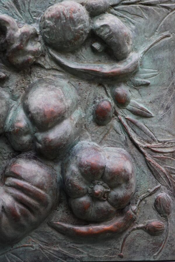 Bronzerelief mit Früchten und Blättern