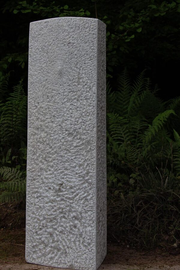 Gespitzte Stele aus hellem Stein