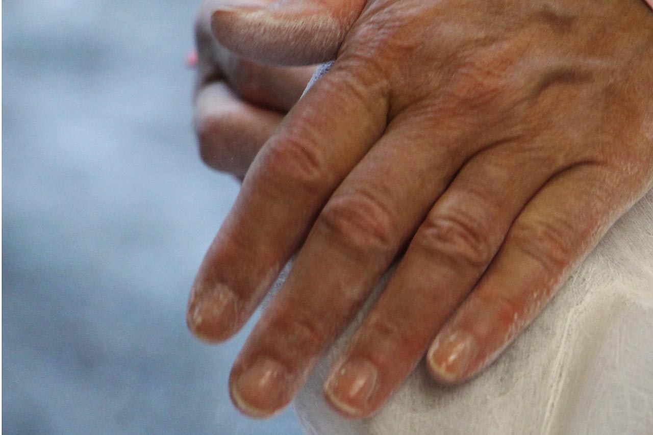 Hand auf einer Steinoberfläche