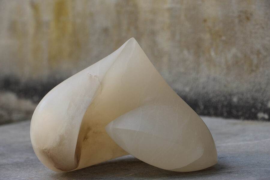 Helle, geschwungene Skulptur aus Alabaster