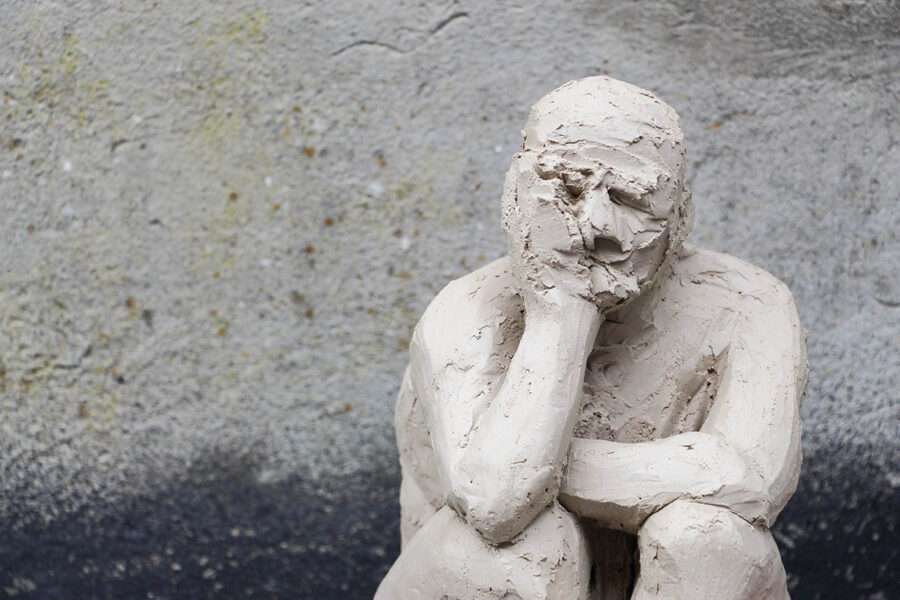Sitzende, nachdenkliche Figur