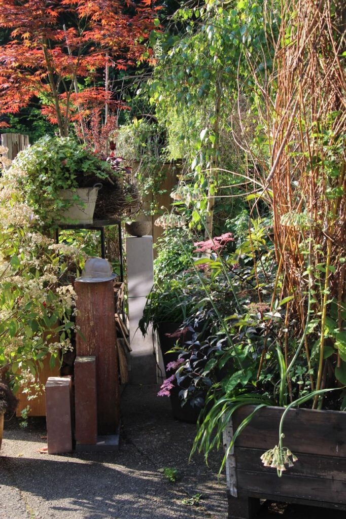 Gartenweg beim Atelier mit Skulpturen