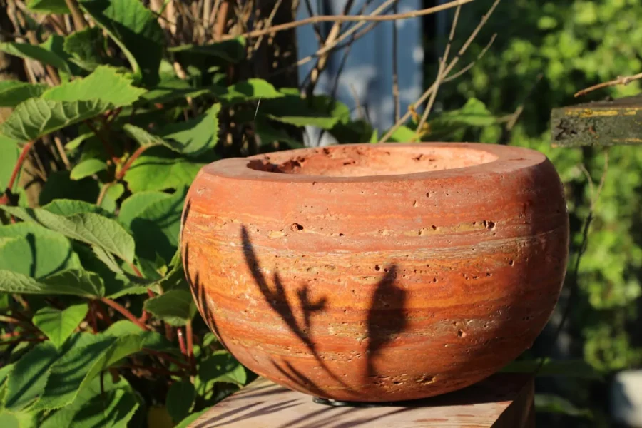 Schale aus rotem Stein im Garten