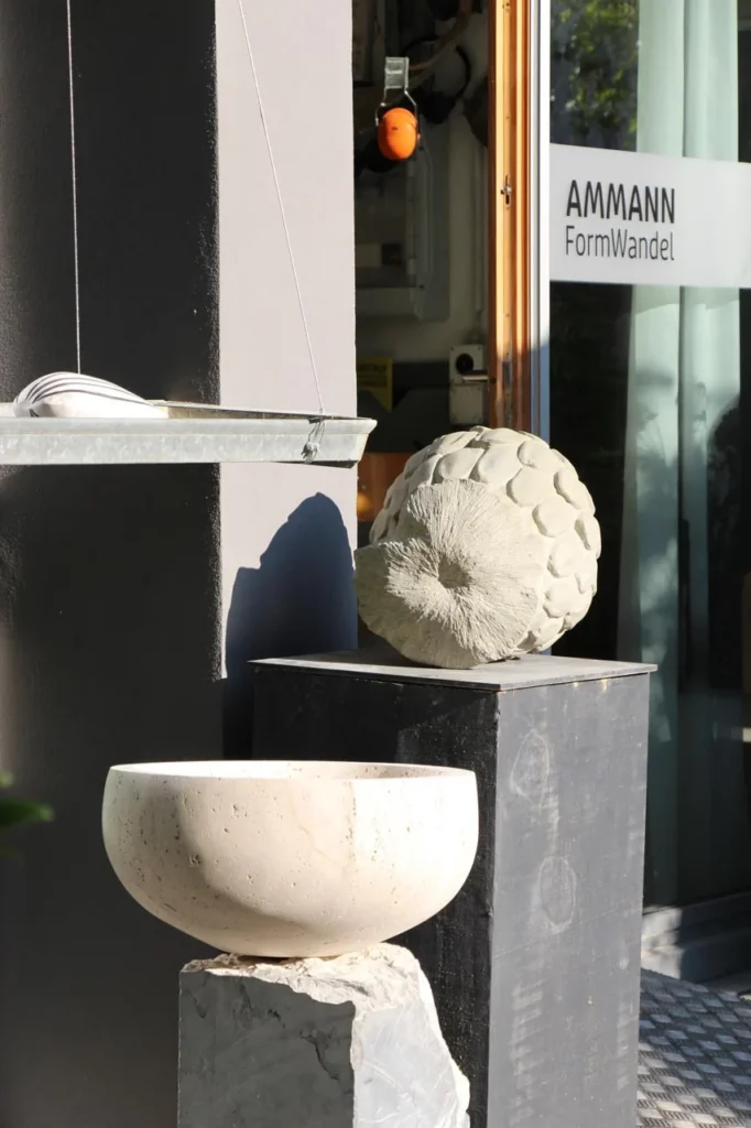Schaufenster mit Steinschale und Steinkugel