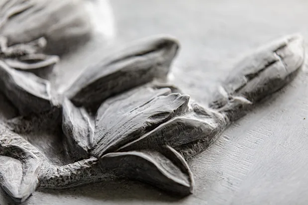 Relief mit Blattformen aus Stein
