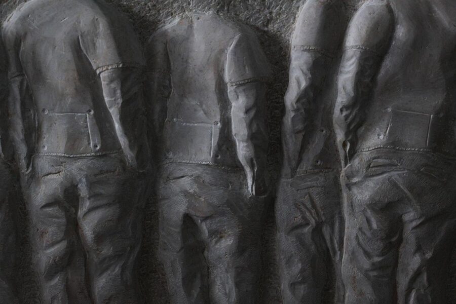 Relief mit Figuren in Trachtengewand