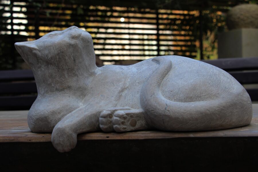 Liegende Katze aus hellem Stein