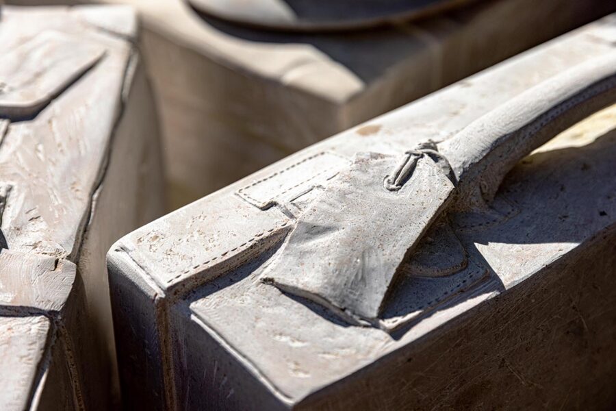 Detail eines Koffers aus Stein