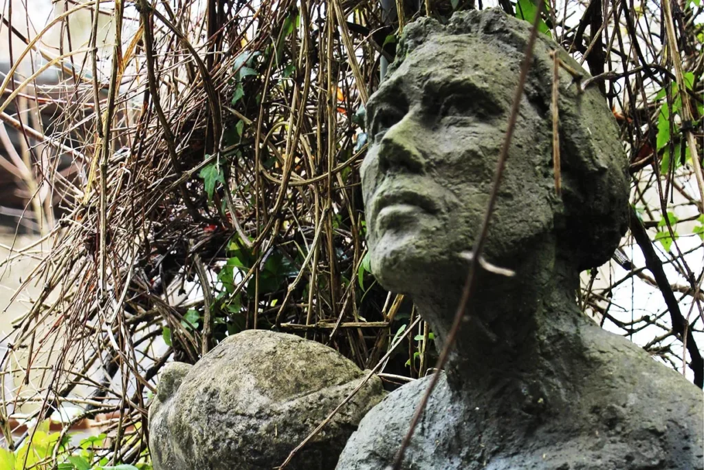 Kopfskulptur im Geäst
