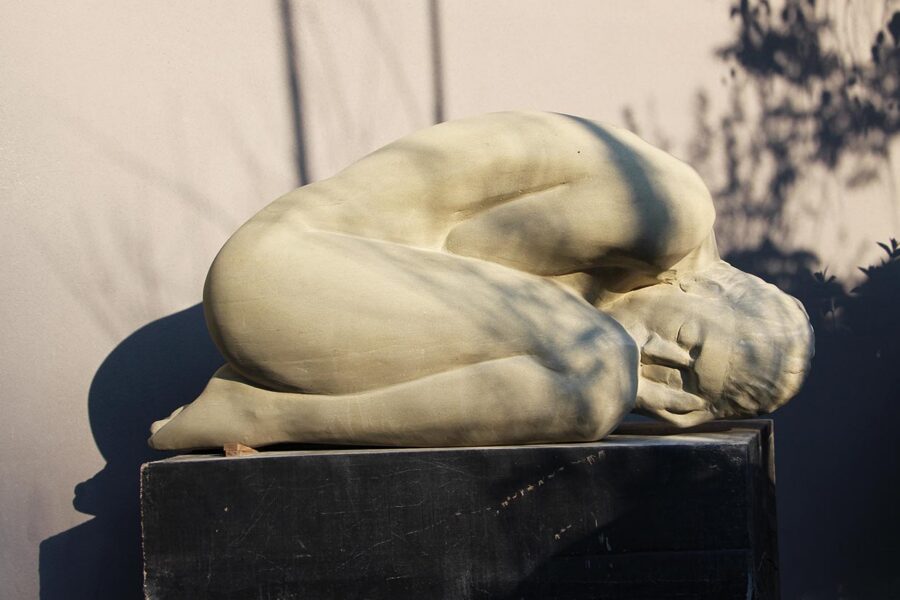 Liegende Figur aus Stein