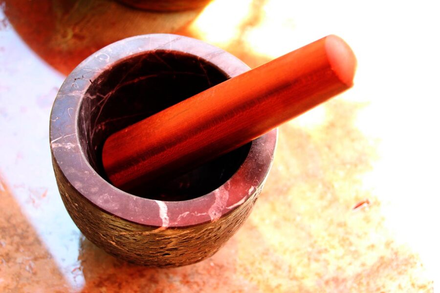 Mörser aus rotem Marmor mit Stössel