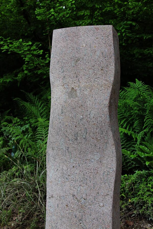 Schlanker, gewellter Gedenkstein