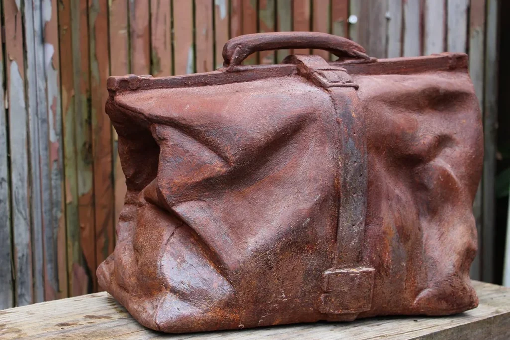 Tasche aus Stein, rostrot