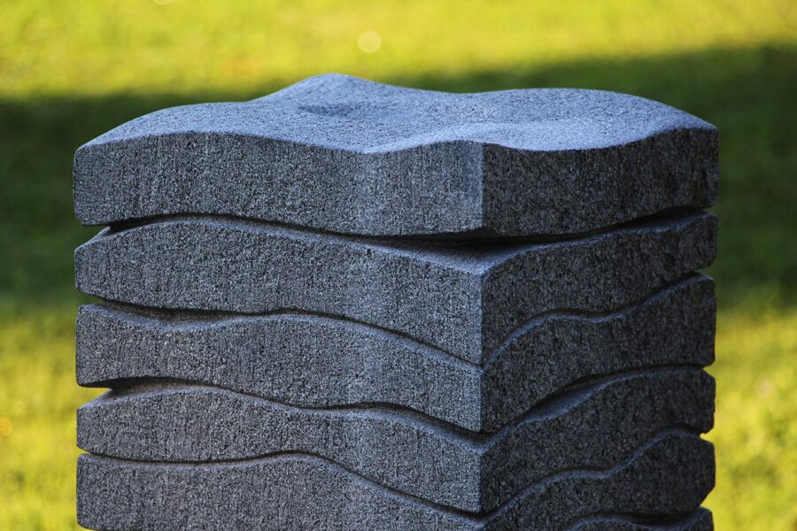 Gedenkstein aus Granit mit gewellten Schichten