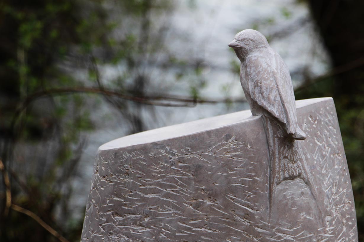Gedenkstein mit Vogel aus Stein