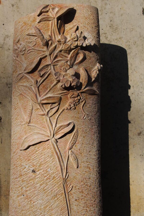 Rötlicher Gedenkstein mit Wickenrelief