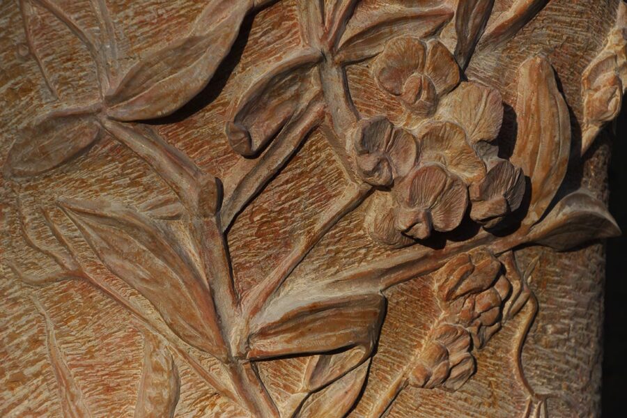 Relief mit Wicken und Blättern in rötlichem Stein