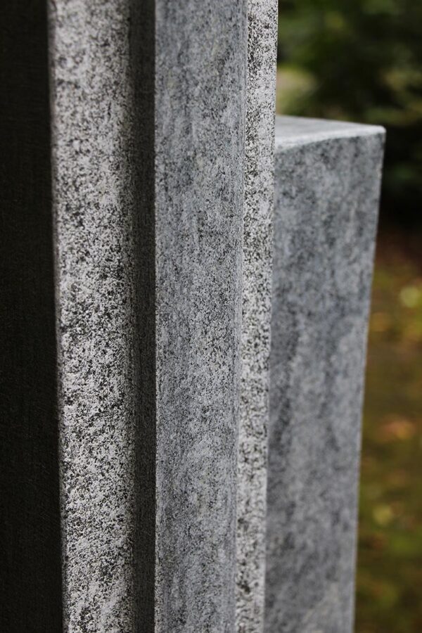 Zweiteilige Gedenkstele aus Granit