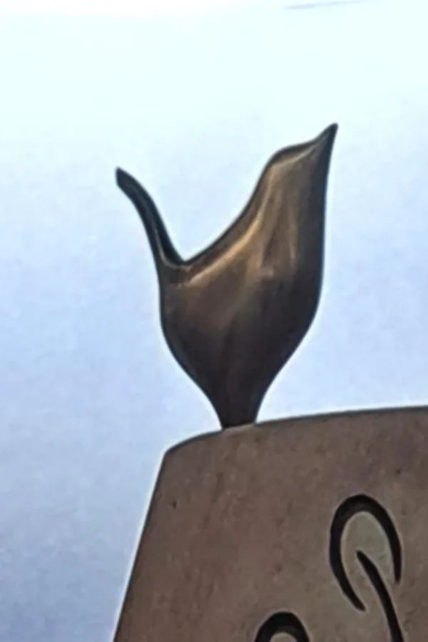 Zaunkönig aus Bronze auf einem Gedenkstein
