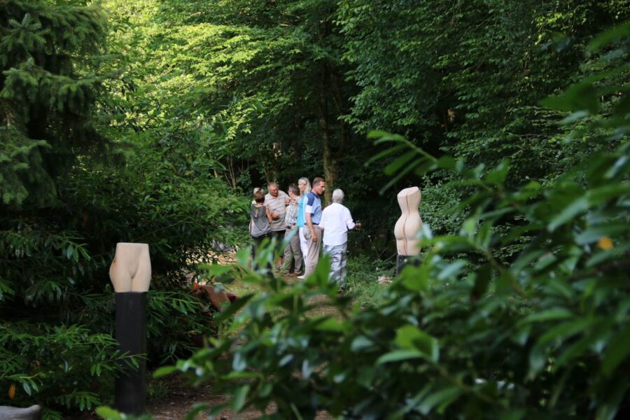 Besucher im Garten bei der Ausstellung «Am Bach»