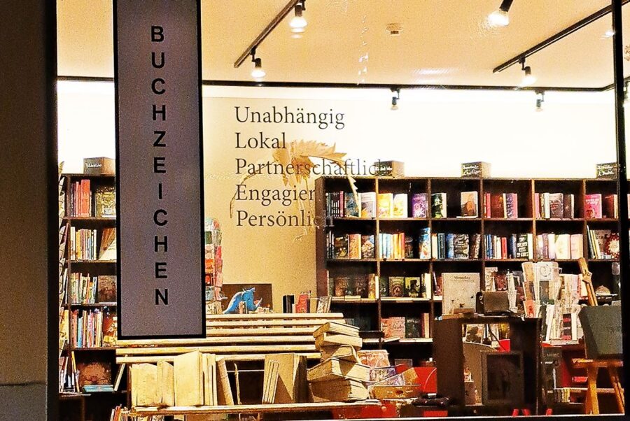 Schaufenster der Buchhandlung Buchzeichen in Langenthal
