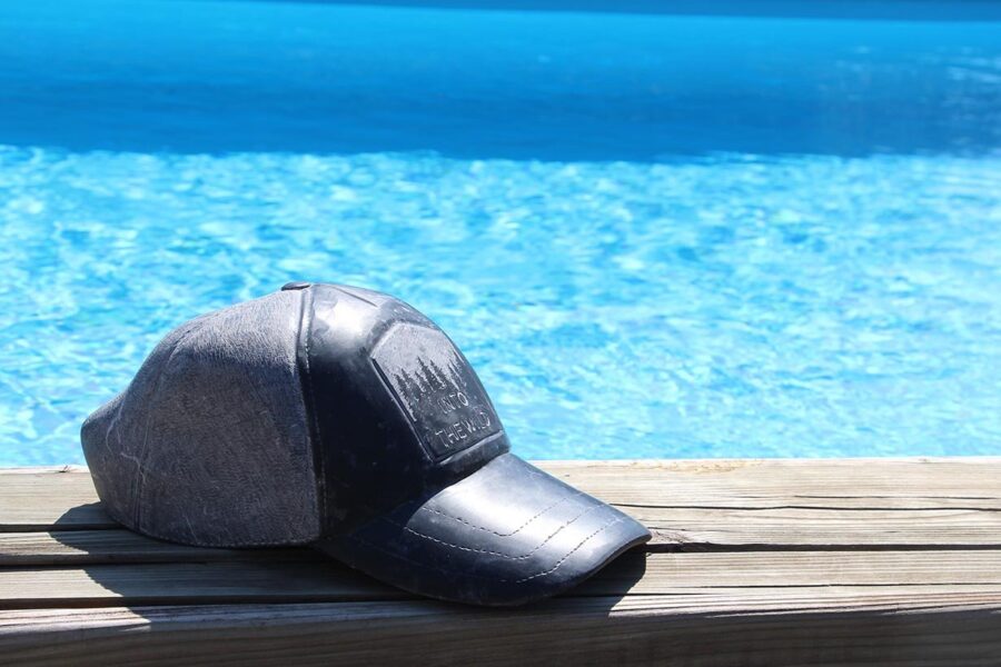Mütze aus Stein am Pool