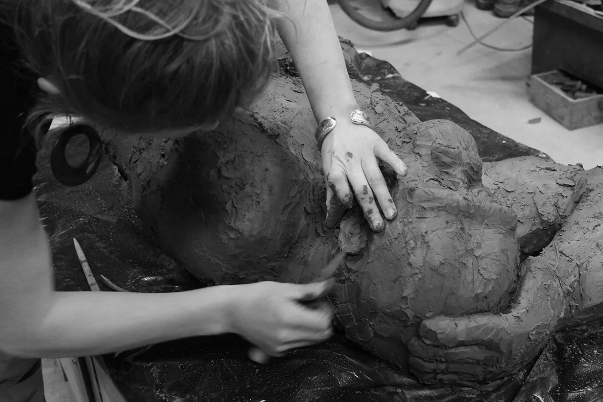 Hände formen ein Werkstück aus Naturmaterial