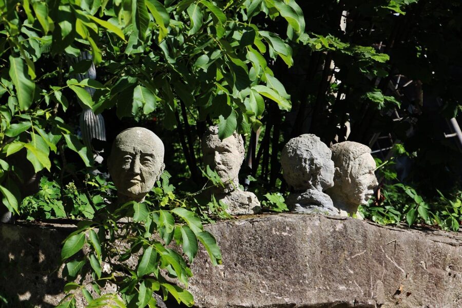 Skulpturengruppe «Kopfsache» im Paradiesgärtli Steinmaur
