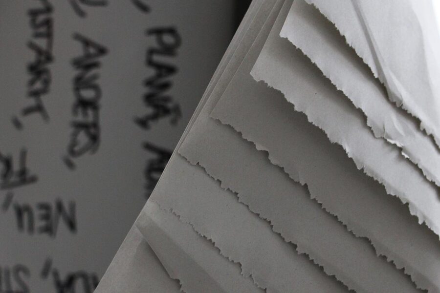 Stein wie Papier, mit Schrift