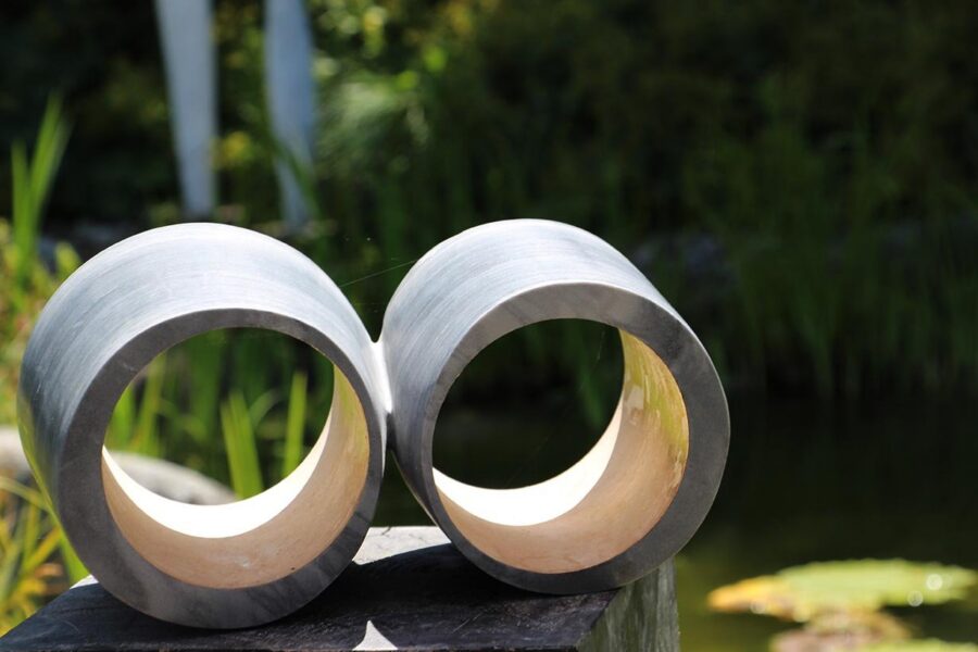 Skulptur «Take off»: zwei Ringe aus Stein