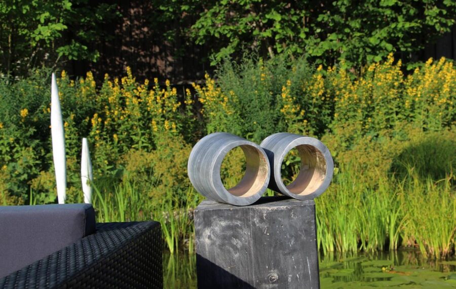 Ring-Skulptur im Garten