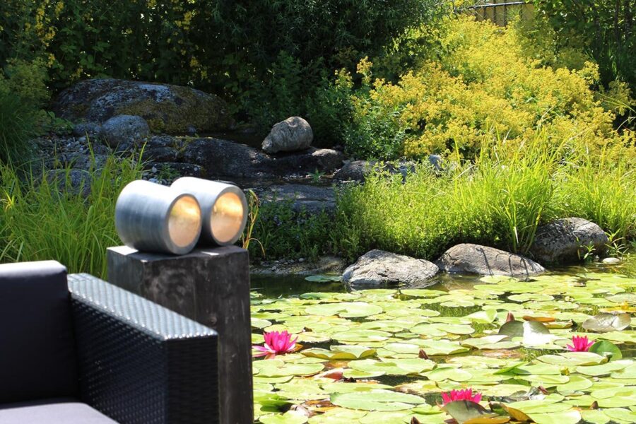 Ring-Skulptur am Teich